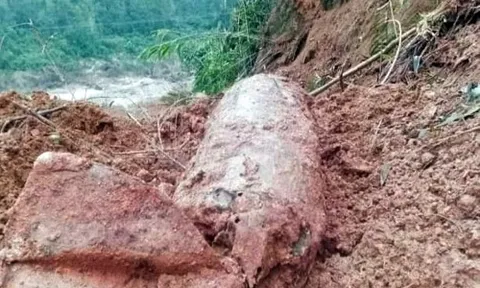 Quảng Bình: Cấm phương tiện qua lại trên quốc lộ 9B do phát hiện bom nổ chậm