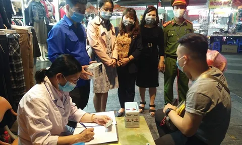 Không đeo khẩu trang không được vào phố đi bộ Hoàn Kiếm