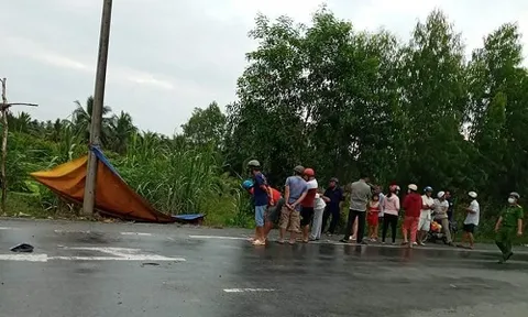 Phát hiện thi thể nam thanh niên cháy đen cạnh chiếc xe máy bên đường