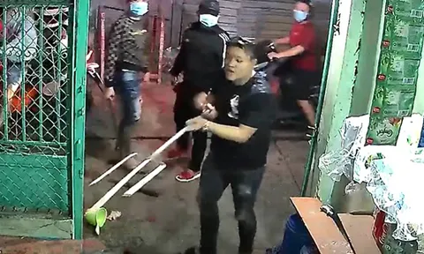 Người đàn ông bị 10 đối tượng tấn công khi đang đứng bấm điện thoại