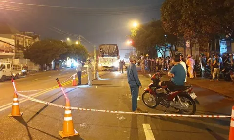 Bình Dương: Bé gái 14 tuổi chạy xe máy tông vào đuôi ô tô tải, tử vong tại chỗ