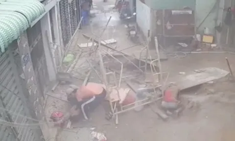 TP.HCM: Sập giàn giáo công trình, 3 công nhân nhập viện