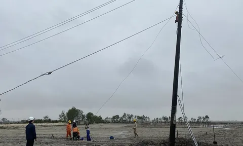 Cơ bản khôi phục và cấp điện trở lại cho các tỉnh miền Trung sau bão số 13