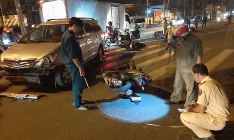 Ô tô tông hàng chục xe máy dừng đèn đỏ, nhiều người bị thương