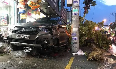 Ô tô 7 chỗ đâm hàng loạt xe máy trên đường, 2 người bị thương