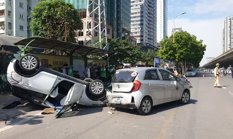 Hà Nội: Ô tô gây tai nạn liên hoàn, 2 người nhập viện