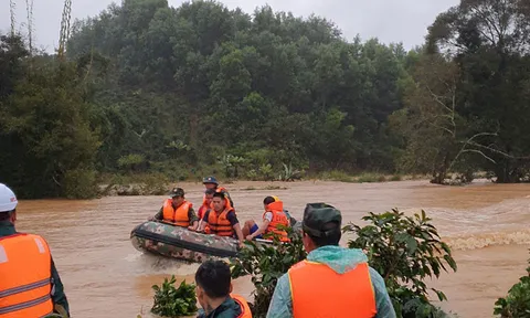 Huy động hơn 100 người tìm kiếm 2 nữ du khách bị lũ cuốn trôi ở Lâm Đồng