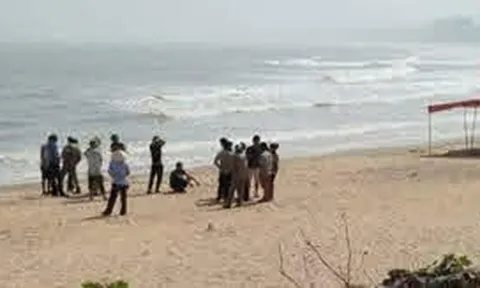 Phát hiện thi thể không nguyên vẹn, đang phân hủy trôi dạt vào bờ biển ở Huế