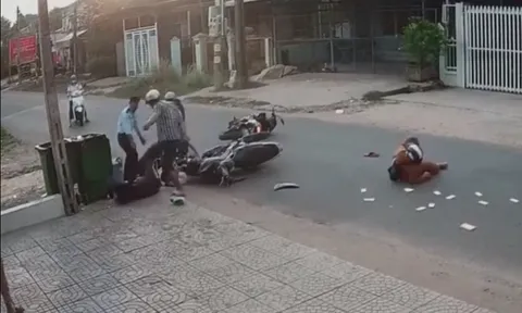 Sau va chạm giao thông, người đàn ông lao vào đánh nữ sinh
