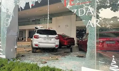 Nữ tài xế mất lái lao vào showroom ô tô khiến một người tử vong