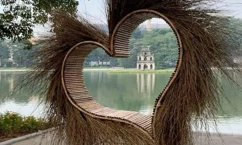 Sở Văn hoá - Thể thao Hà Nội lên tiếng về 'Trái tim lông lá' đặt ở hồ Hoàn Kiếm