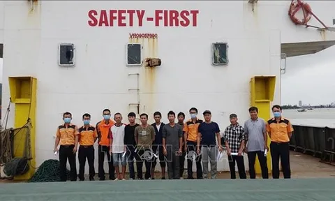 Giải cứu 11 người trên tàu chở than bị chìm