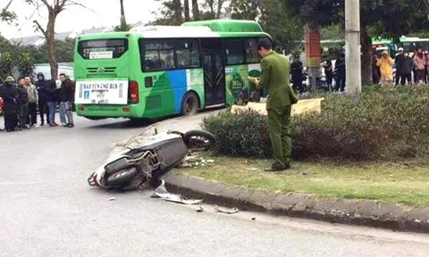 Hà Nội: Va chạm với xe buýt, thanh niên 19 tuổi tử vong