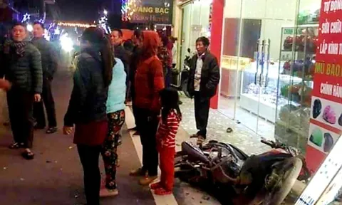 Ôtô mất lái gây tai nạn khiến năm người bị thương ở Nam Định