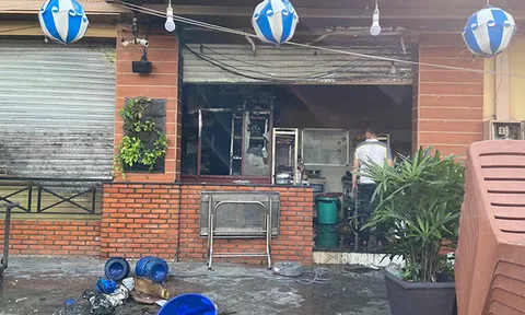 Quán hải sản ở Sài Gòn bốc cháy sau tiếng nổ lớn