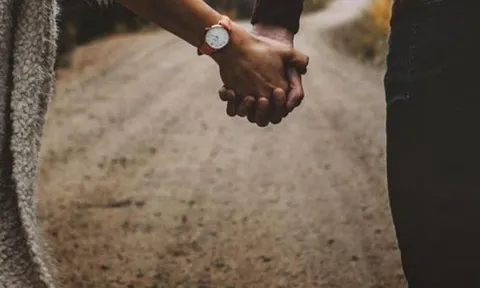 Khi một người trở thành thói quen, bạn sẽ không muốn mất đi; nhưng nếu yêu một người, bạn lại học được cách buông tay