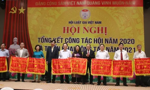 Tạp chí Đời sống&Pháp luật đón nhận Cờ thi đua của hội Luật gia Việt Nam