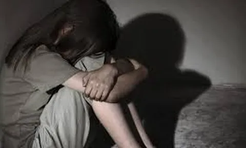 Bé gái 11 tuổi kể với mẹ chuyện quan hệ tình dục với nhiều thanh niên