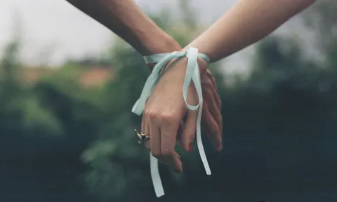 Em không cần cố gắng nữa đâu. Cái gì nhiều quá sẽ trở nên rẻ rúng...
