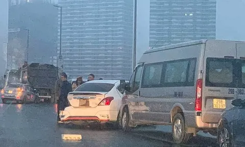 Tai nạn liên tiếp trên cầu Nhật Tân, 5 ô tô hư hỏng nặng