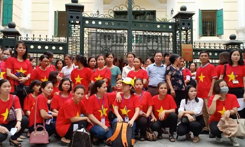 Giáo viên hợp đồng Hà Nội: 'Gáo nước lạnh' và canh cánh nỗi lo 'theo nghề, nghề phụ'