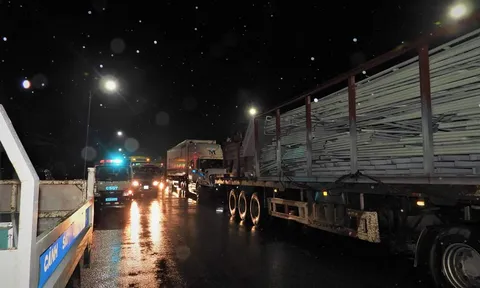 Hà Tĩnh: Đâm vào máy xúc đang lùi, người đàn ông đi xe máy tử vong