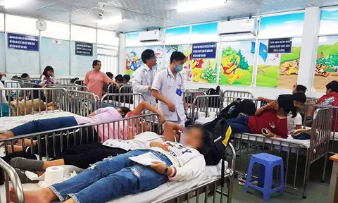 Gần 90 học sinh đi du lịch nhập viện cấp cứu sau khi ăn xôi gà