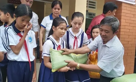 Trao tặng hơn 2 tấn gạo ăn Tết cho 100 học sinh nghèo ở Phú Quốc
