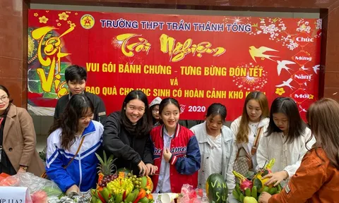 Học sinh trường THPT Trần Thánh Tông vui gói bánh chưng - tưng bừng đón tết