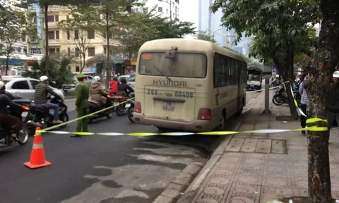 Nam tài xế xe khách chết gục trên vô lăng, cửa xe có vết máu ở Hà Nội