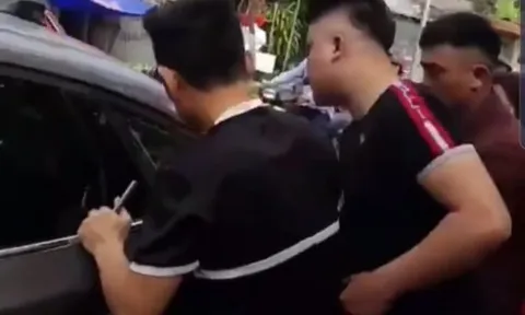 Bố bỏ quên chìa khóa, 2 bé gái bị mắc kẹt hoảng loạn trên xe ô tô