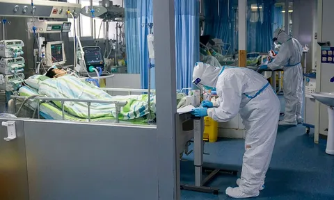 Y tá mang thai vẫn đi làm, bác sĩ Vũ Hán mặc bỉm, gồng mình chăm sóc bệnh nhân nhiễm virus corona