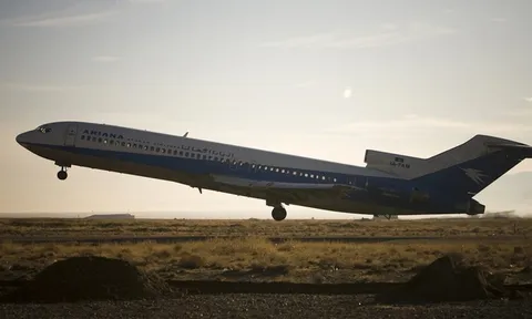 Máy bay chở 83 người rơi và bốc cháy ở Afghanistan