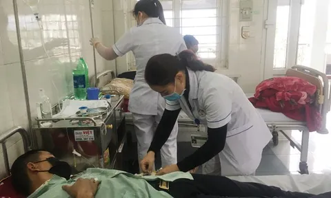 Lào Cai tiếp nhận 4 người Việt sốt cao trở về từ Trung Quốc