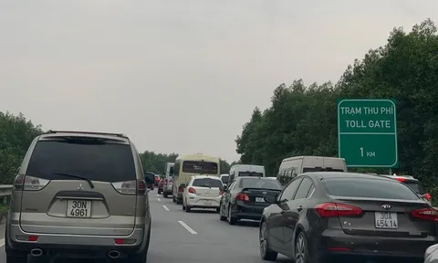Người dân ùn ùn đổ về Hà Nội sau kỳ nghỉ Tết Nguyên