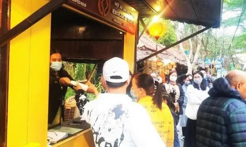 Hội An phát miễn phí khẩu trang y tế cho du khách