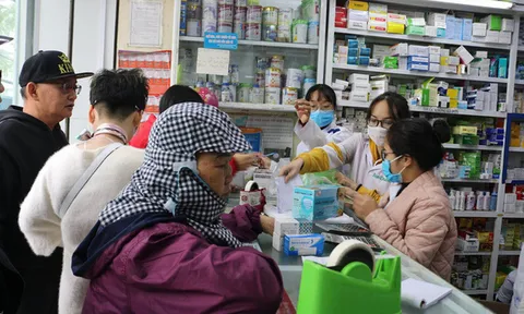 Tăng giá lên gấp đôi, khẩu trang y tế vẫn 'cháy hàng' vì dân đổ xô đi mua phòng virus corona