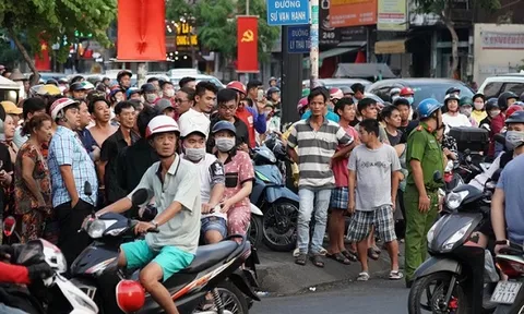TP HCM: Nam thanh niên cầm lựu đạn cố thủ trong nhà