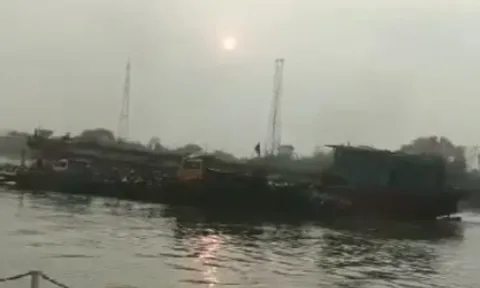Tàu chở hàng đâm vào phà ở Hải Dương, hành khách hoảng sợ nhảy xuống sông