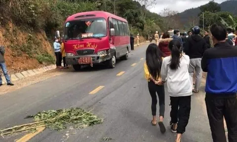 Va chạm với xe khách, 3 người trong một gia đình tử vong