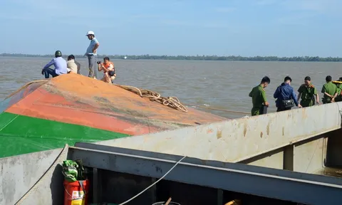 Tìm thấy thi thể 2 cháu bé bị mất tích trong vụ lật sà lan trên sông Hậu