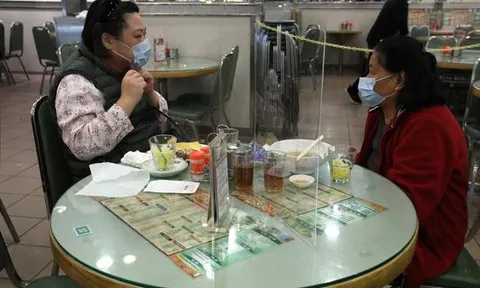 Lo sợ nhiễm Covid-19, nhà hàng Hong Kong đặt tấm chắn trên bàn ăn cho khách