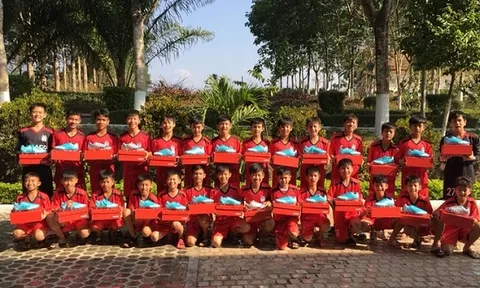 Văn Toàn mua 30 đôi giày tặng đàn em ở học viện HAGL