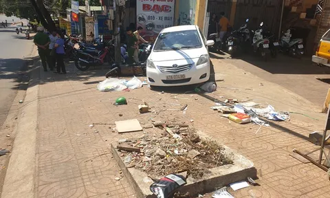 Ô tô đang đậu bỗng tụt dốc đè chết một người phụ nữ