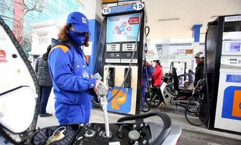 Giá xăng giảm xuống mức thấp nhất trong vòng 1 năm