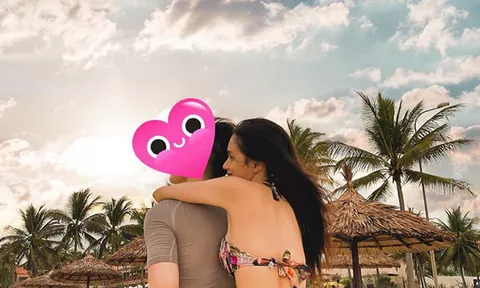 Hương Giang diện bikini nóng bỏng, tình tứ ôm trai lạ trên bờ biển