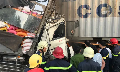 TP HCM: Xe tải húc đuôi container, 3 người tử vong, 1 người bị thương
