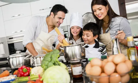 Lạ lẫm nồi niêu xoong chảo tặng chị em phụ nữ ngày 8/3