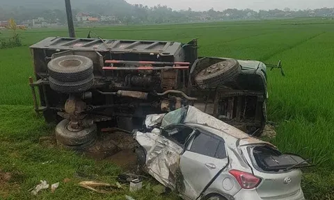 Hà Tĩnh: Ô tô 4 chỗ bị biến dạng sau cú tông trực diện với xe tải