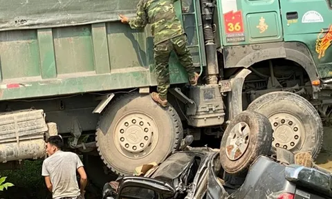 Xe bán tải bẹp dúm hoàn toàn sau cú va chạm mạnh với xe hổ vồ